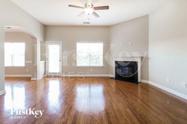 Foto del edificio - 6255 Glen Way Dr
