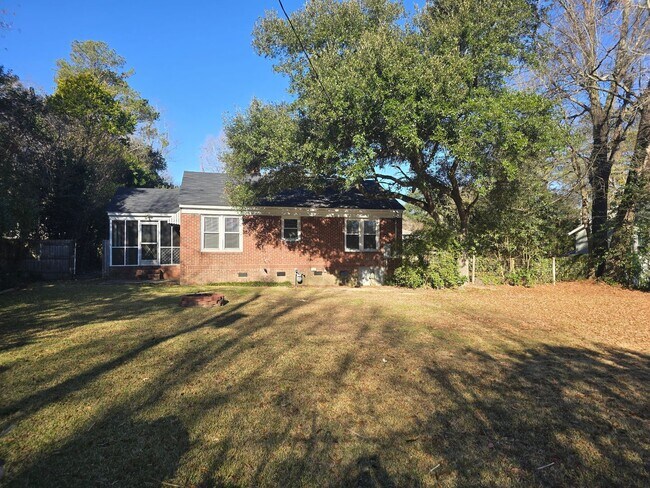 Foto del edificio - 2 bed 1 bath brick house