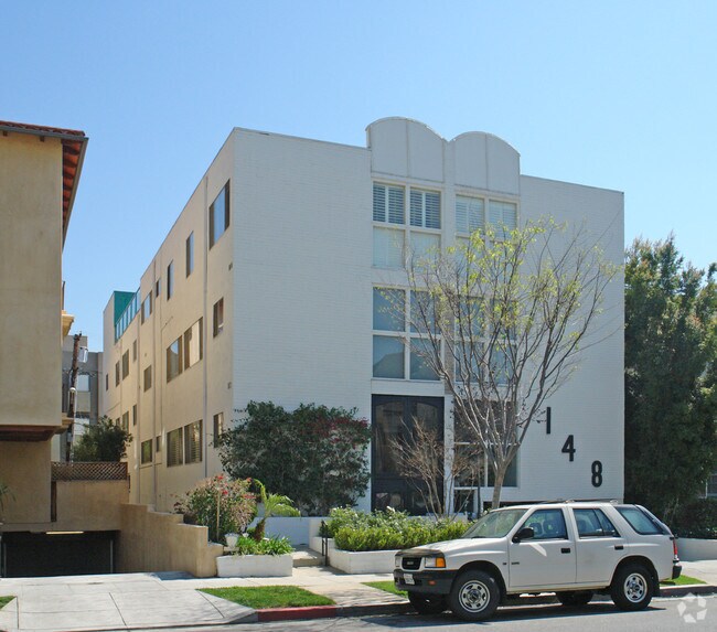Building Photo - 148 S Reeves Dr