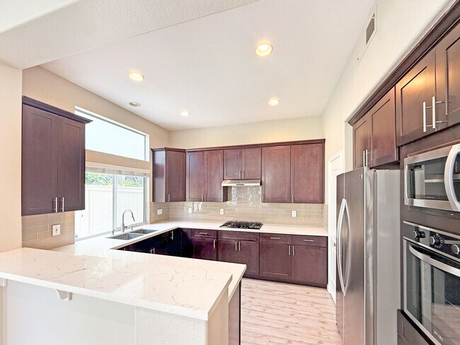 Foto del edificio - SD: Spacious 3BD/3BA Home in University City with Community Pool, Backyard Patio & 2-Car Garage