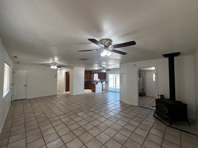 Building Photo - 4 Bedroom 2 Bathroom Home