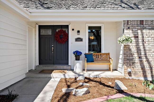Building Photo - **Beautiful Updated 5 bedroom rental in Ce...