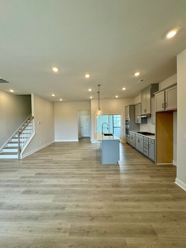 Foto del edificio - Beautiful 3BR/2BA w/ Office Townhouse in P...