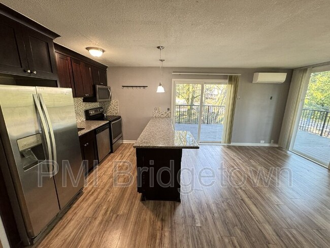 Foto del edificio - 100 Kerr Pkwy
