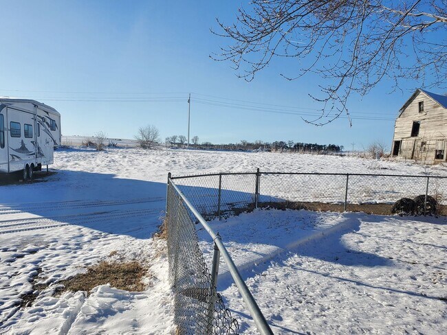 Building Photo - Small town living at it's finest. 3 bed 2 ...