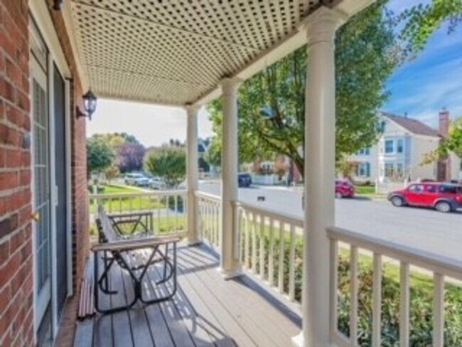 Building Photo - Location and comfort