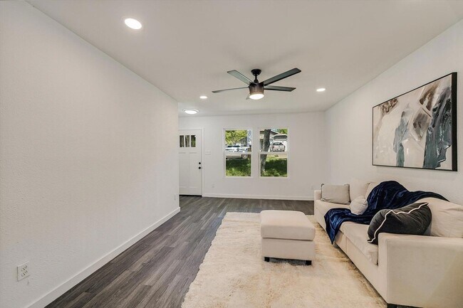 Foto del edificio - 6913 Shannon Dr