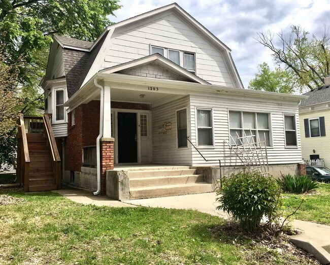 Foto del edificio - 1 Bedroom Apartment Downtown w/ Bonus Room - Utilities Included!