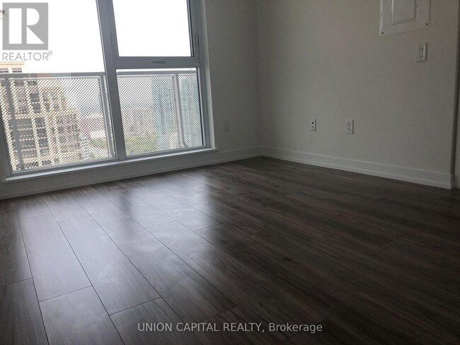 Photo du bâtiment - 4065-4065 Confederation Pkwy