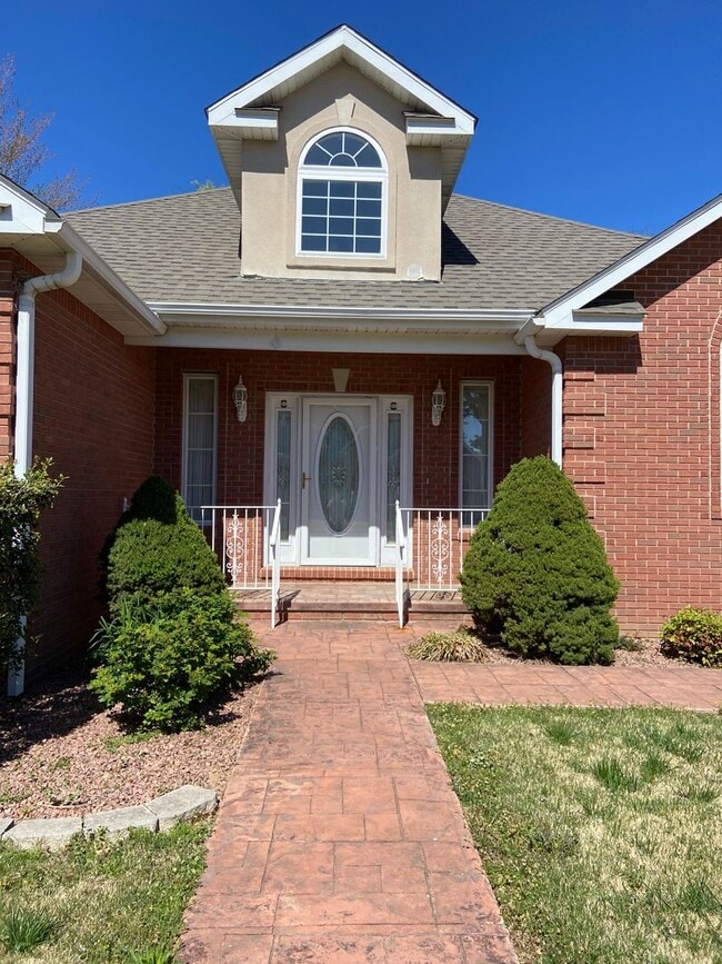 Building Photo - Beautiful Custom 3 bedroom, 2.5 bath home ...