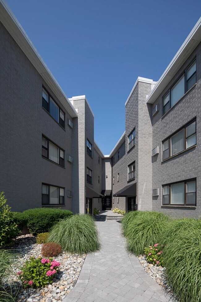 Foto del edificio - Villa Malta: On-Site Washer & Dryer, Water Included, Cat Friendly, and Walk-In Closets