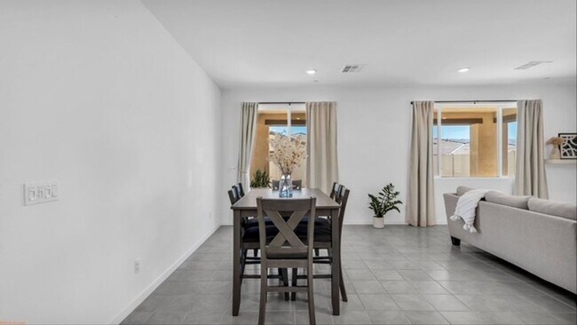Foto del edificio - AVAILABLE NOW!! 3 Bedroom 2 Bathroom UNFURNISED Home with Solar Panels in Skyborne in Desert Hot ...
