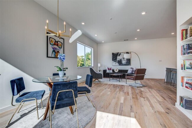 Foto del edificio - 2118 N Carroll Ave