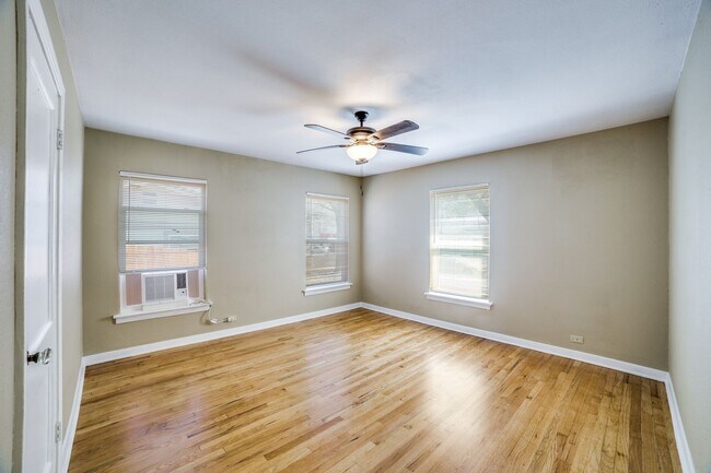 Foto del edificio - CHARMING MID-CENTURY HOME IN DELLVIEW