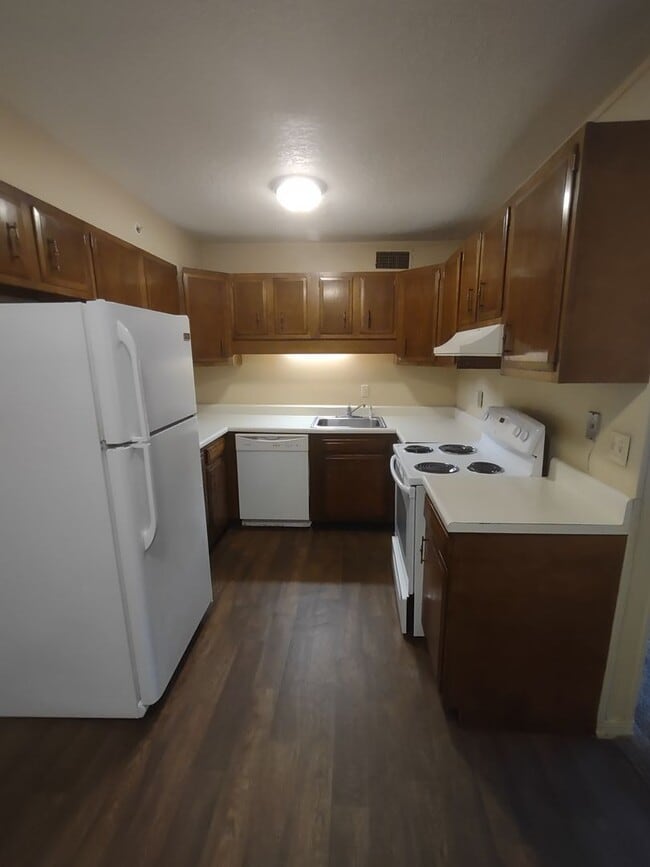 Building Photo - Large Two Bedroom Apt