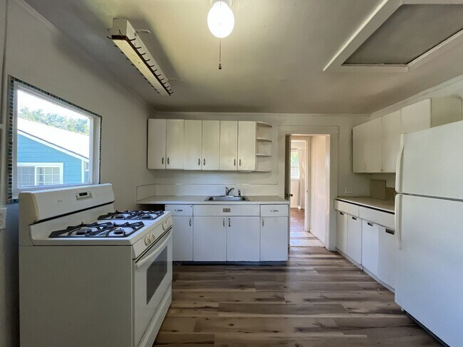 Foto del edificio - Charming North Portland Home with Bright Living Spaces, Spacious Kitchen & Expansive Backyard Ret...