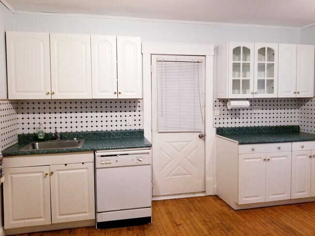 Kitchen - 1066 Elizabeth Ave NW