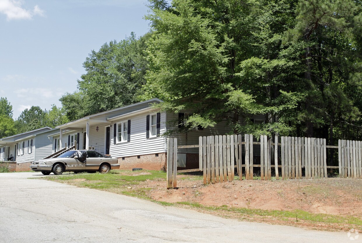 College Park Apartments in Clinton, SC