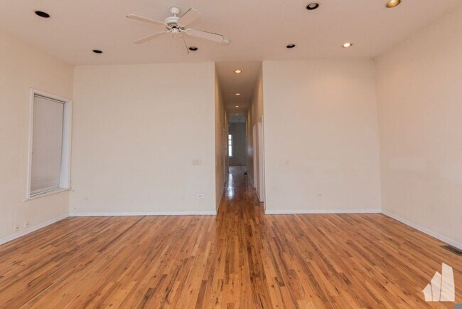 Foto del edificio - 2454 N Southport Ave