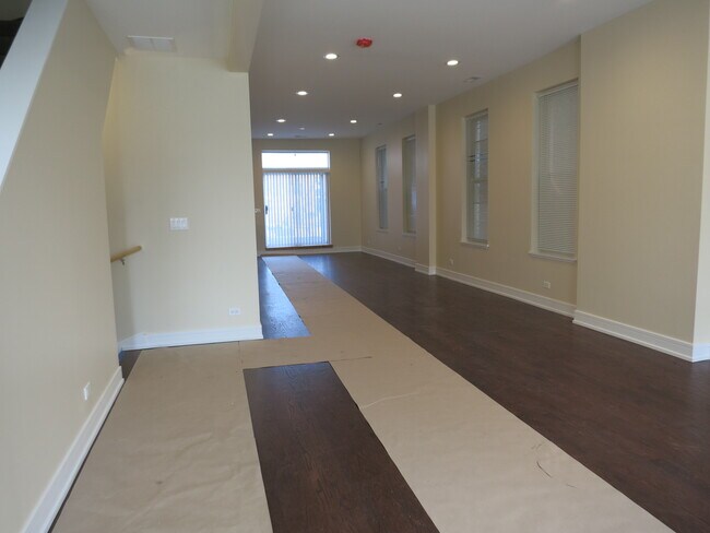 Building Photo - 1435 N Leavitt St