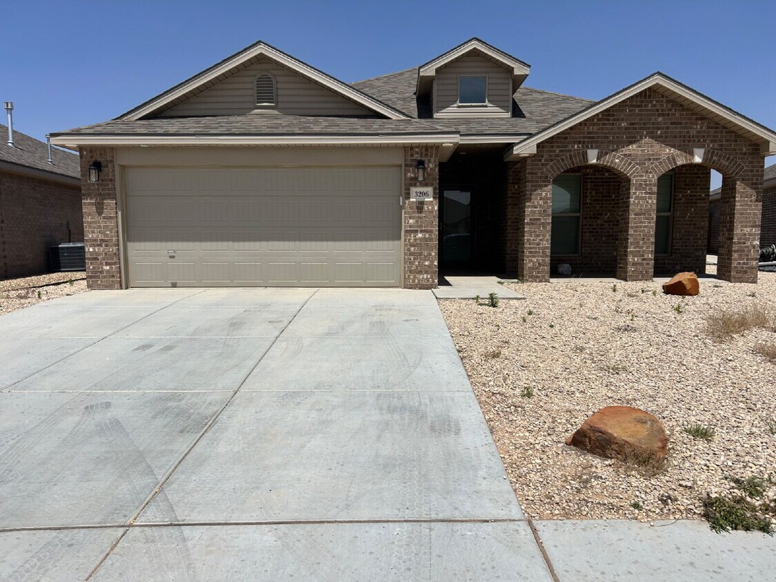 Foto principal - Charming 3-Bedroom Home with Cozy Fireplac...