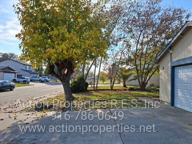 Foto del edificio - Antelope R.V. Parking, Single Story: Large Yard: RV Parking: 3 Bed, 2 Bath - Foothill Farms/Antelope