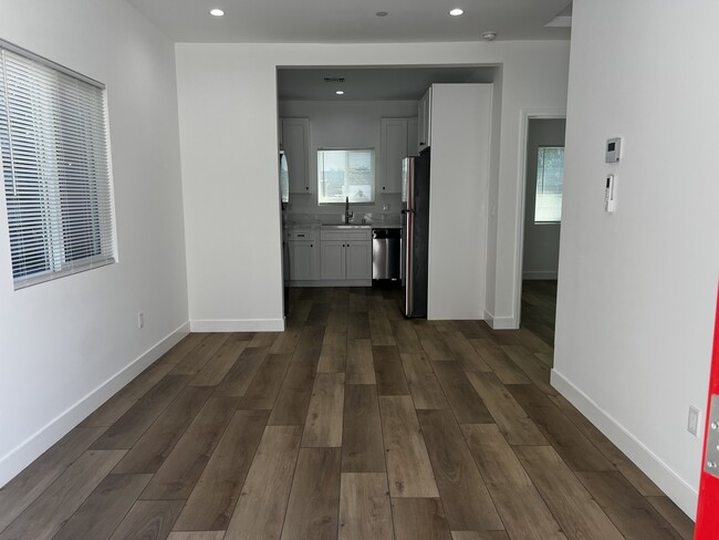 Foto del edificio - 5952 Balcom Ave