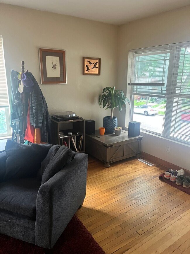 Foto del edificio - Bright & Spacious 1 Bedroom Lower in Milwaukee’s Upper East Side