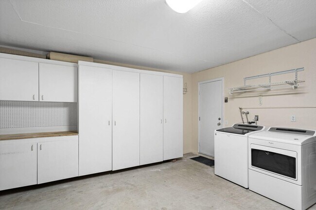 Building Photo - 54140 Avenida Mendoza