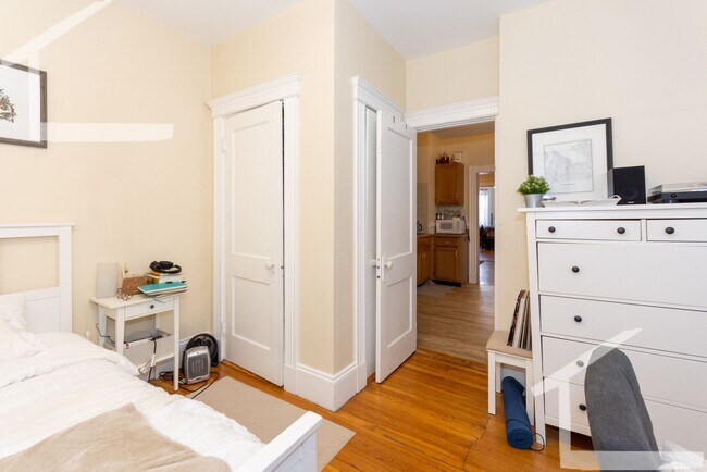 Foto del edificio - Very spacious 3 bed in Brookline...