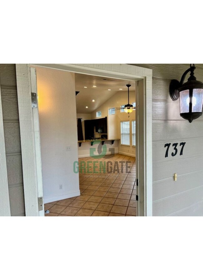 Building Photo - 3 BEDROOM 2.5 BATH HOME MOVE IN READY IN E...