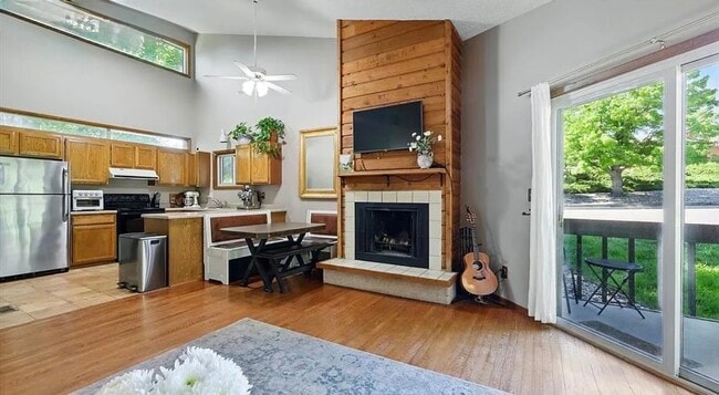 Building Photo - 821 Pebblewood Dr