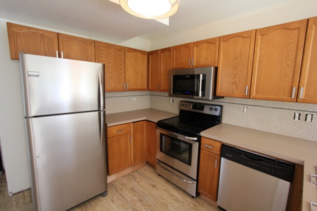 Building Photo - 425 Sundance Cir N
