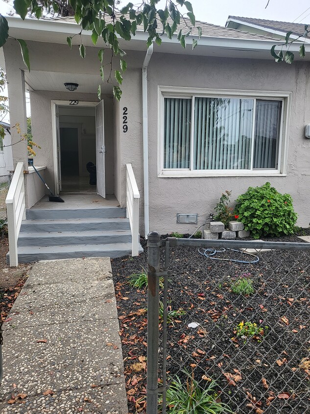 Primary Photo - 229 Bissell Ave