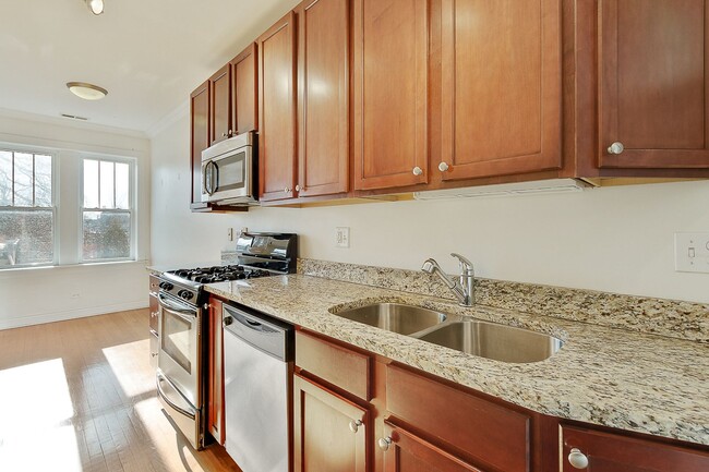 Building Photo - 4868 N Hermitage Ave