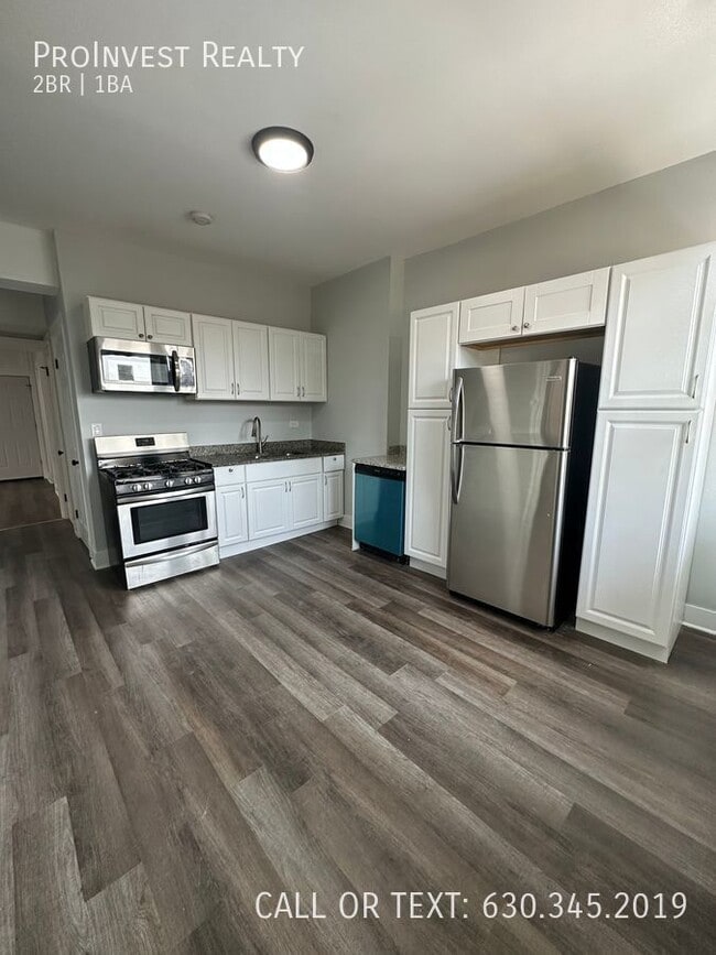 Building Photo - Available July 1st! Sprawling bright and s...