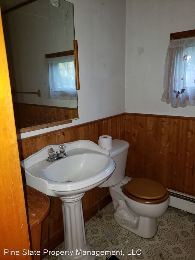 Building Photo - 3 br, 1 bath Room For Rent - 3 School Street