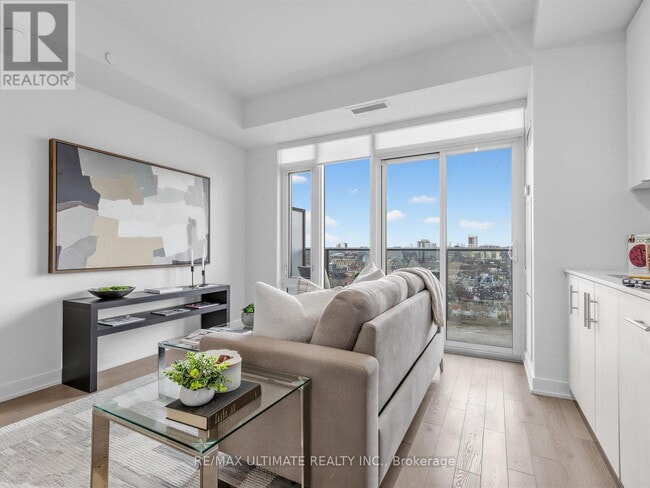 Building Photo - 330 Richmond St W