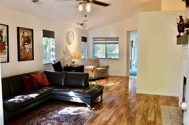 Foto del edificio - 4929 Chelsea Glen Ct