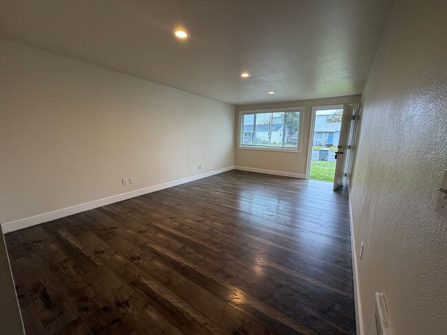 Building Photo - 211