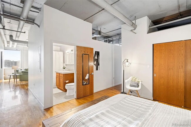 Building Photo - Gorgeous & Updated Skyloft One Bedroom-Ava...