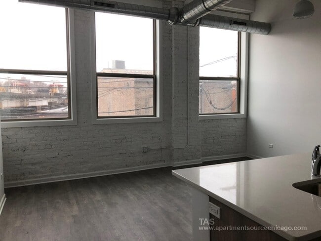 Building Photo - 930 W Dakin St