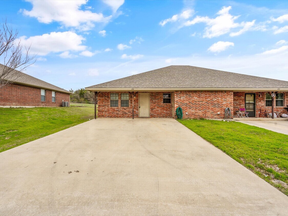 104 N Workman Rd, Decatur, TX 76234 Townhome Rentals in Decatur TX