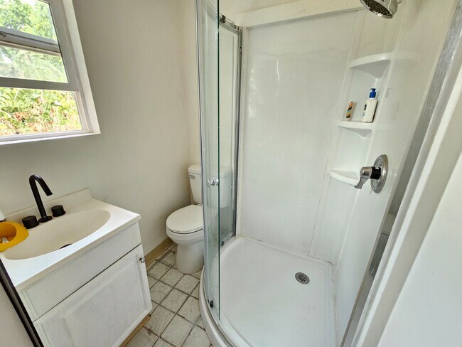 Foto del edificio - 2 Bed / 1 Bath Apartment with 1 Parking. Shared Laundry