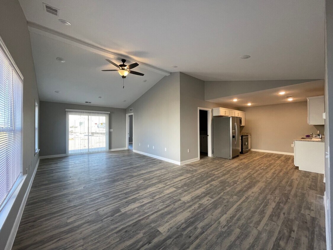 Foto principal - 121/123 Tucker Ln