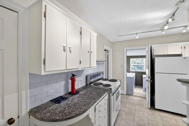 Building Photo - 1106 Elwell Ave