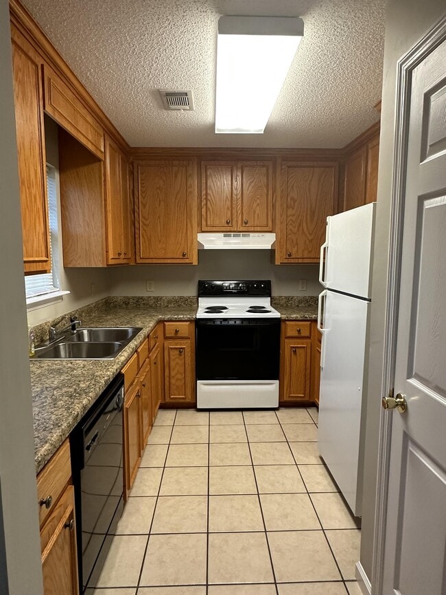 Building Photo - 2004 Chestnut Ave