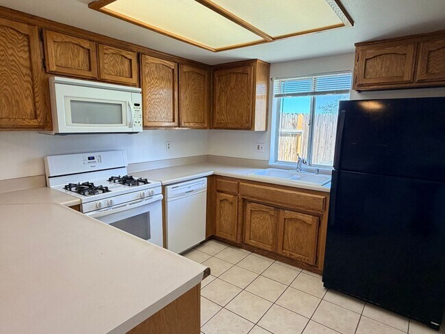 Foto del edificio - 3+2 w/garage and large fenced backyard