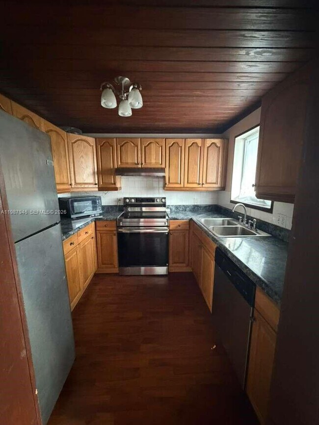 Foto del edificio - 200 Waterway Dr S