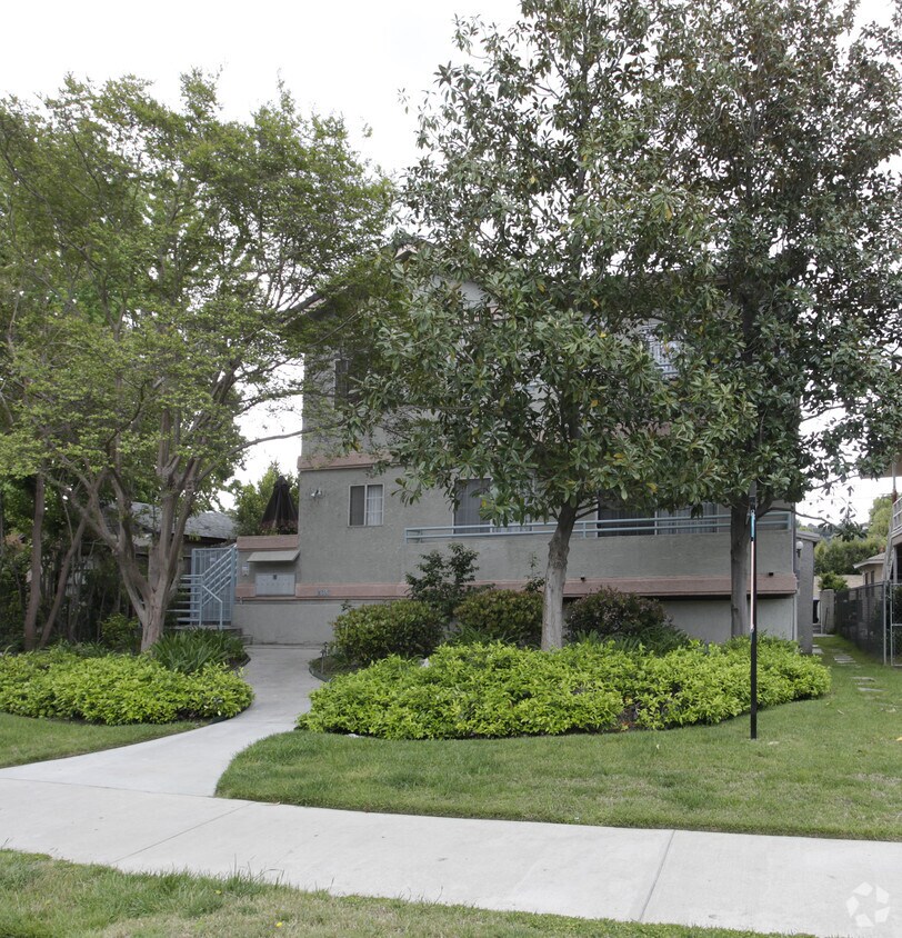 Building Photo - 12606 MOORPARK ST